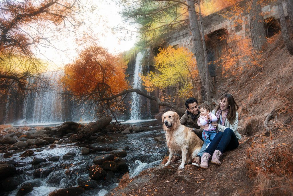 foto de familia con perro en el campo